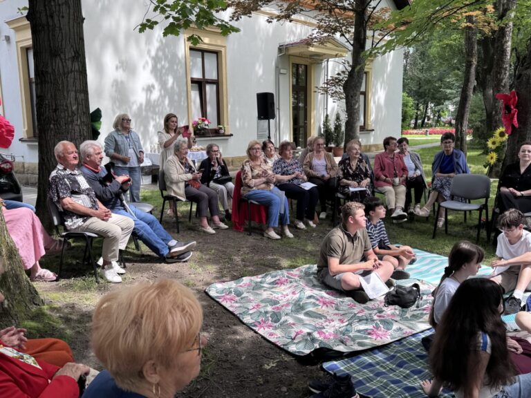 Czytali z seniorami na nowosądeckich Plantach