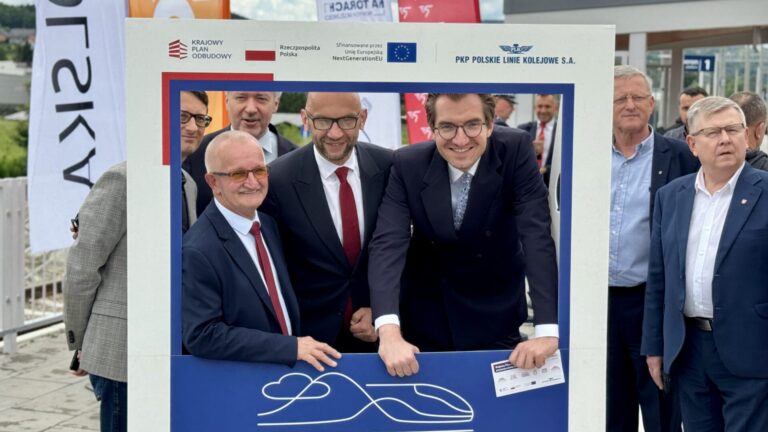 Premierowy przejazd na linii 104. Oficjele zainaugurowali powrót pociągów [FILM, ZDJĘCIA]