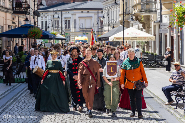 Czyżby Nowy Sącz cofnął się w czasie? Ulicami miasta przeszedł orszak Jana Długosza