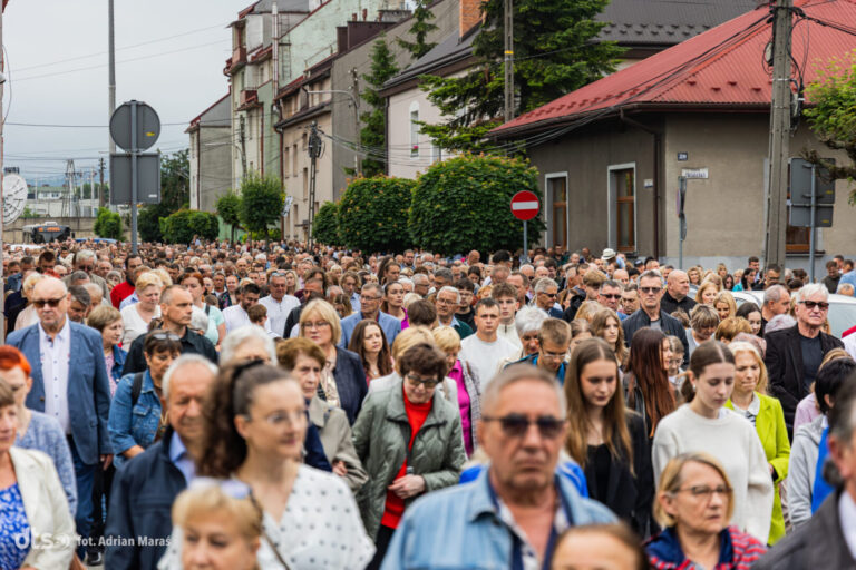 Tłumy wiernych podczas procesji z Parafii Kolejowej w Nowym Sączu