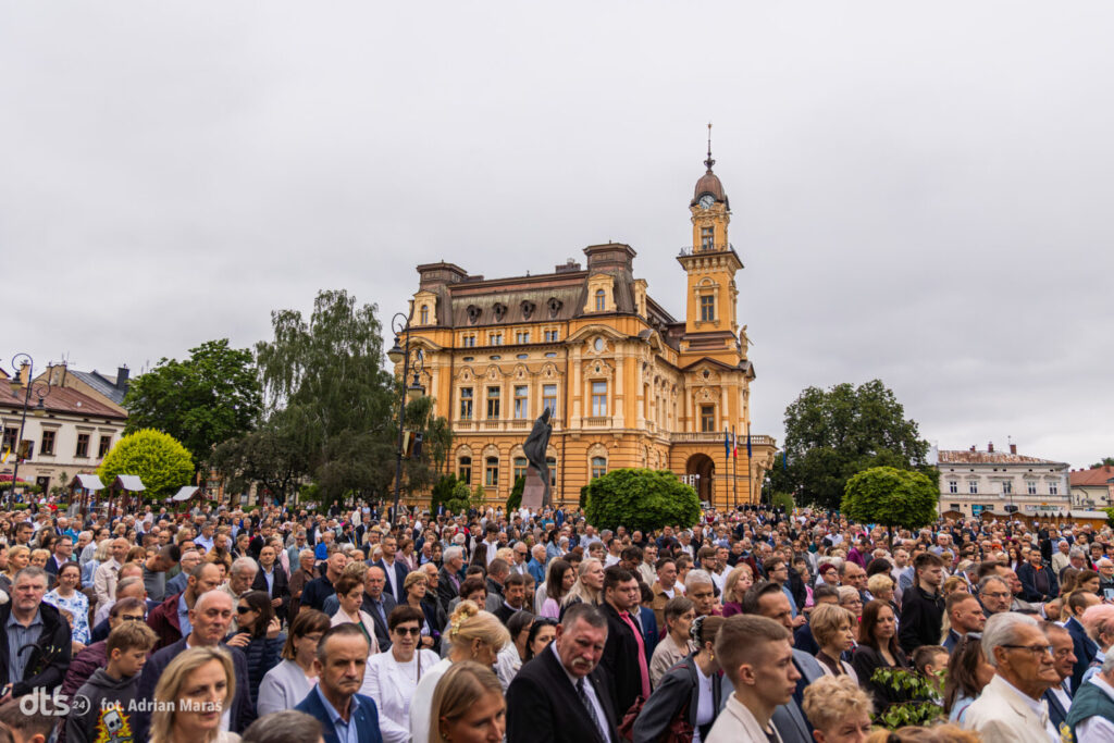 Boże Ciało w Nowym Sączu. Procesja do czterech ołtarzy wokół rynku [FOTORELACJA]