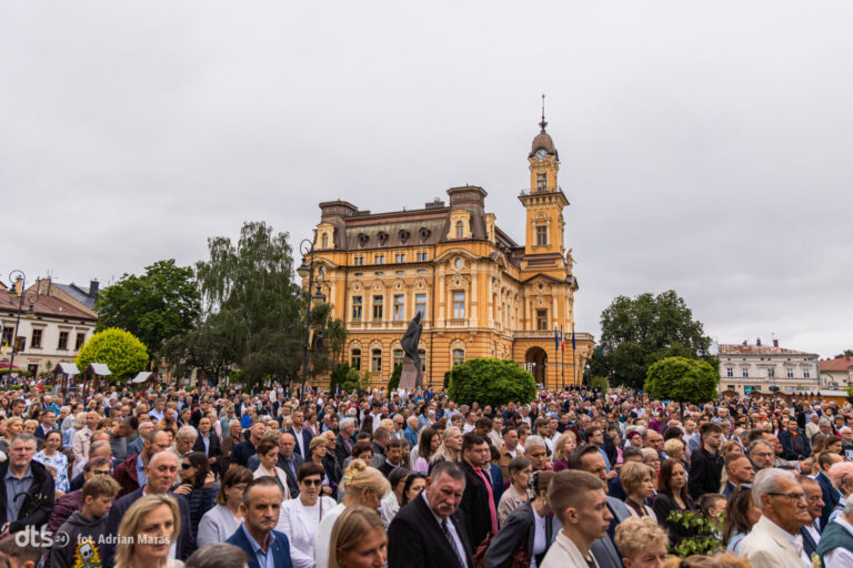 Boże Ciało w Nowym Sączu. Procesja do czterech ołtarzy wokół rynku [FOTORELACJA]