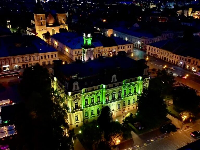 Magia nocy na nowosądeckim Rynku. Zabytkowy magistrat w kolorowych barwach [ZDJĘCIA]