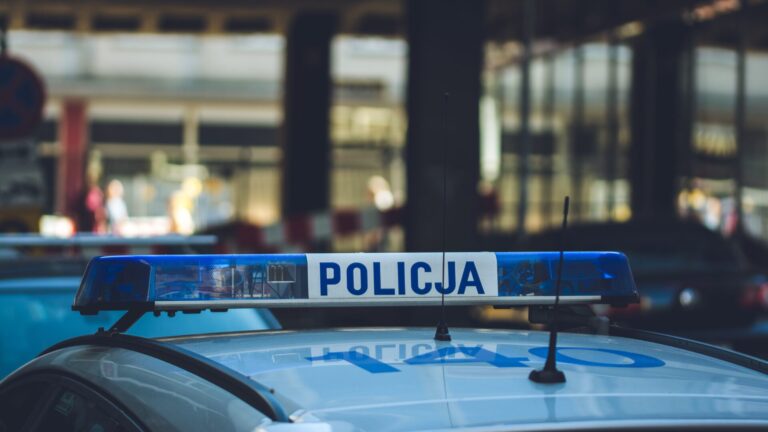 Grybów: Samochód osobowy uderzył w autokar z młodzieżą szkolną. Ranna uczennica i opiekunka