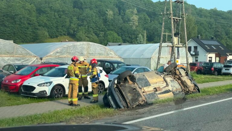 Dachowanie na DK75. Poważny wypadek na trasie Nowy Sącz – Brzesko