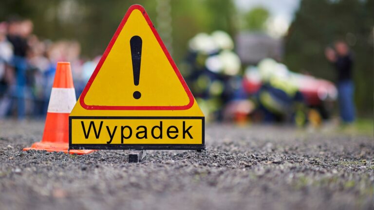 Zderzenie dwóch osobówek w Ropicy Polskiej. Jedna osoba w szpitalu, ruch jest już płynny