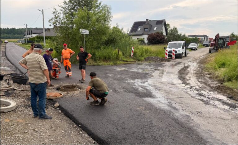 Nowy asfalt, chodniki i oświetlenie. Inwestycyjny meldunek z Poręby Małej