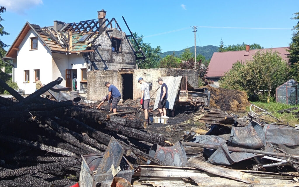 Sąsiedzi na pomoc pogorzelcom. Zbiórka idzie w zawrotnym tempie