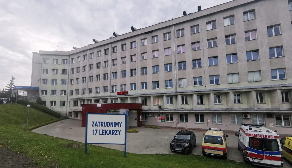 81,8 tys. zł za miesiąc i 17 wakatów. Sądecki szpital pokazuje cenę lekarza