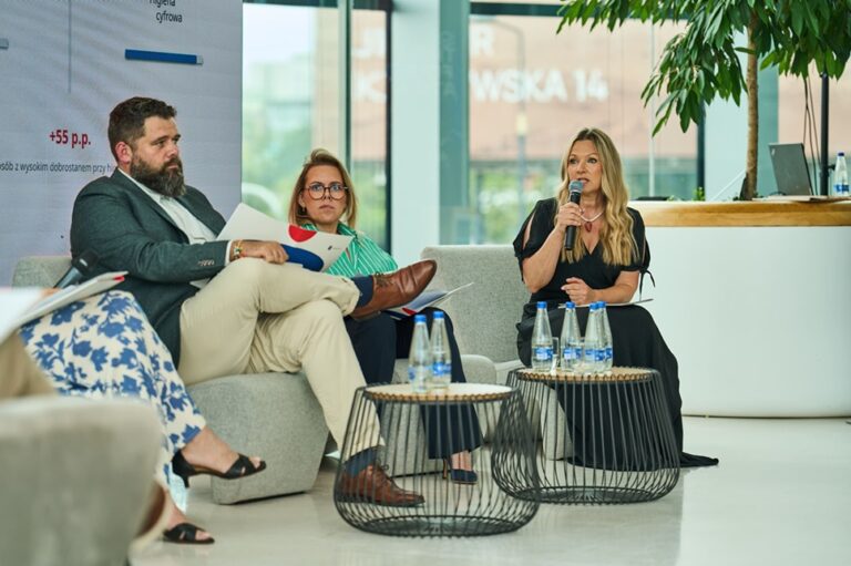 Dobrostan cyfrowy Polaków w czasach social mediów i AI. Nowy raport społeczny PKO Ubezpieczenia