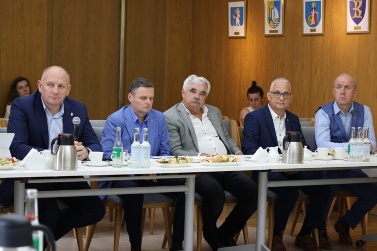 Inwestycje drogowe i walka z wykluczeniem komunikacyjnym. Konwent Wójtów i Burmistrzów w Nowym Sączu