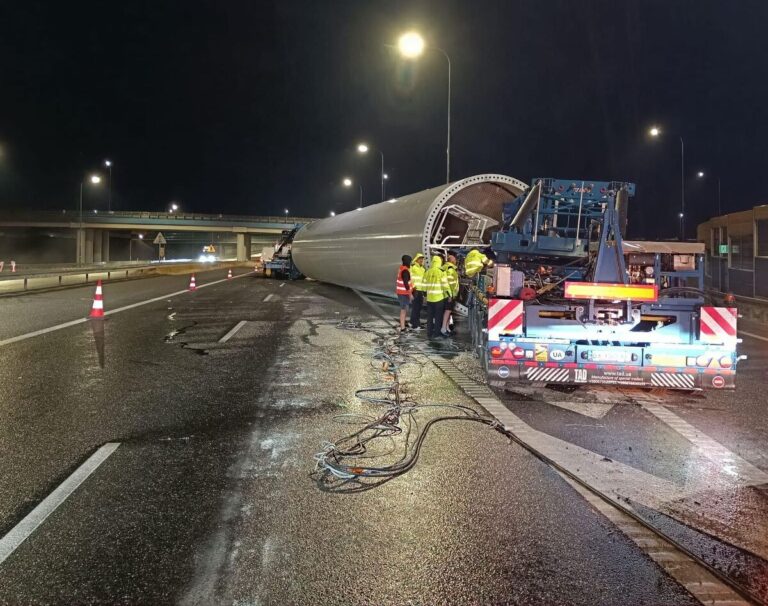 Turbina zablokowała autostradę A4. Utrudnienia mogą potrwać do soboty