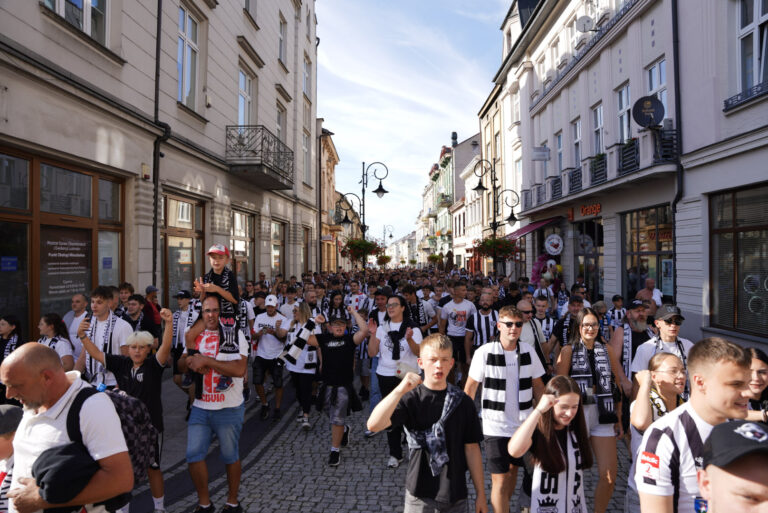Mocny doping! Kibice Sandecji obudzili przemarszem miasto [FOTOGALERIA]
