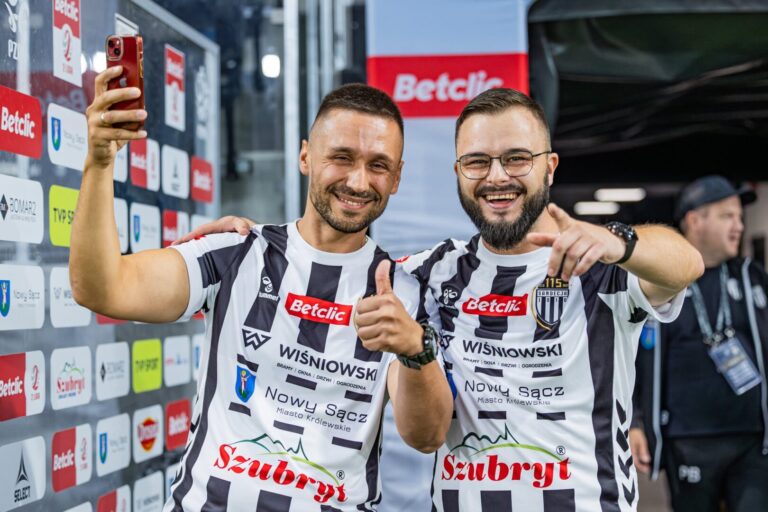 Twórcy hymnu Sandecji, który niesie się od 10 lat