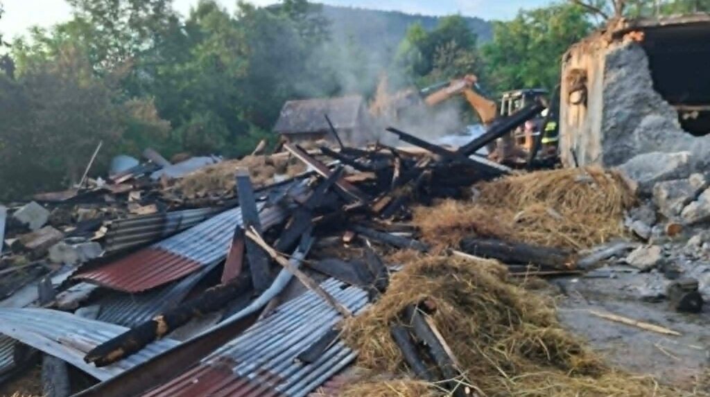 Ogień zabrał im dorobek życia. Trwa zbiórka na odbudowę gospodarstwa i domu