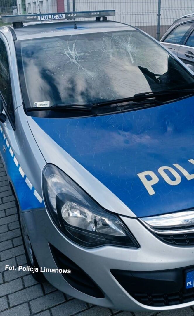 Pijany żołnierz zdemolował samochody i uszkodził drzwi do komendy. Został zatrzymany