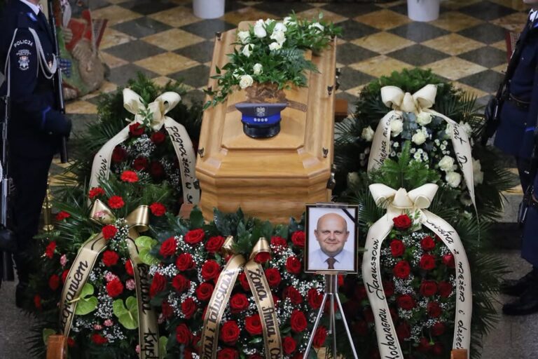 Salwa honorowa i policyjna asysta. Ostatnie pożegnanie funkcjonariusza