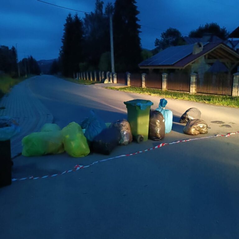 Niebezpieczny żart w Ptaszkowej. Tor przeszkód na drodze