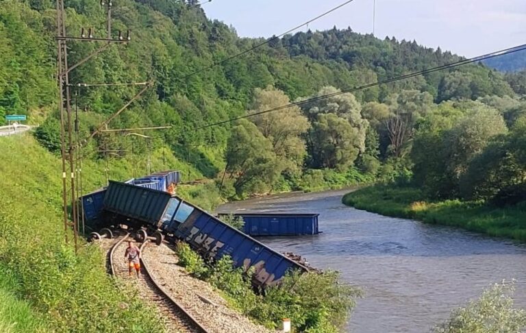 Po wykolejeniu pod Wierchomlą. Pociągi mają wrócić we wtorek, wagony nadal tkwią w Popradzie