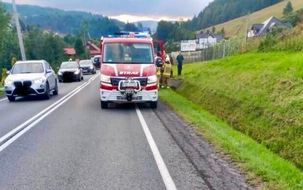 DK75. Jak do tego doszło? Ciągnik z przyczepą w rowie