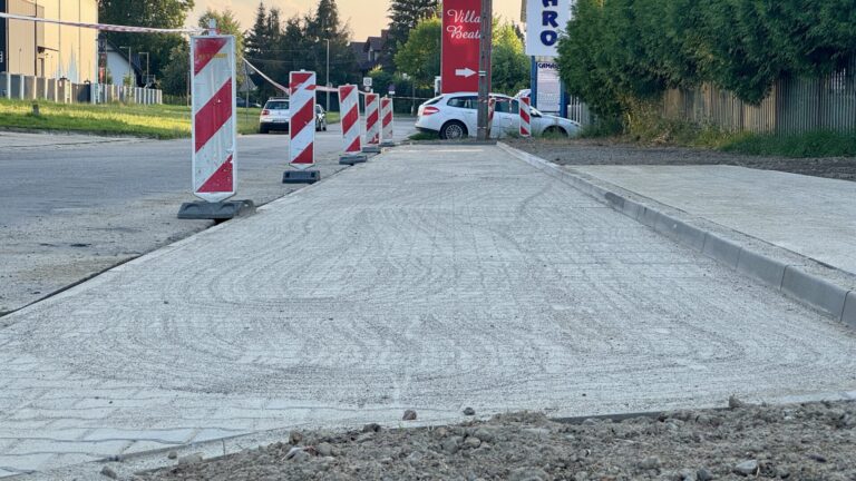 Koniec z błotnym koszmarem. Nowy parking stał się faktem [ZDJĘCIA]