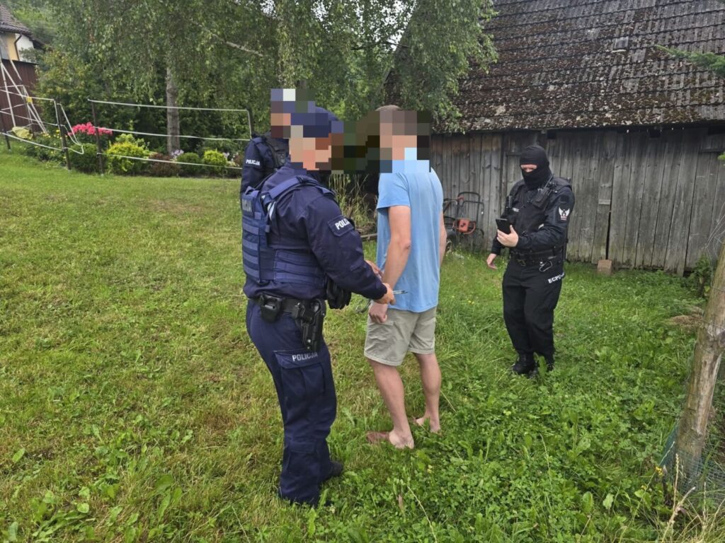 Proponował ,,dzieciom” seks i wysyłał nagrania. Usłyszał dwa zarzuty, ma zakaz zbliżania się szkół i…