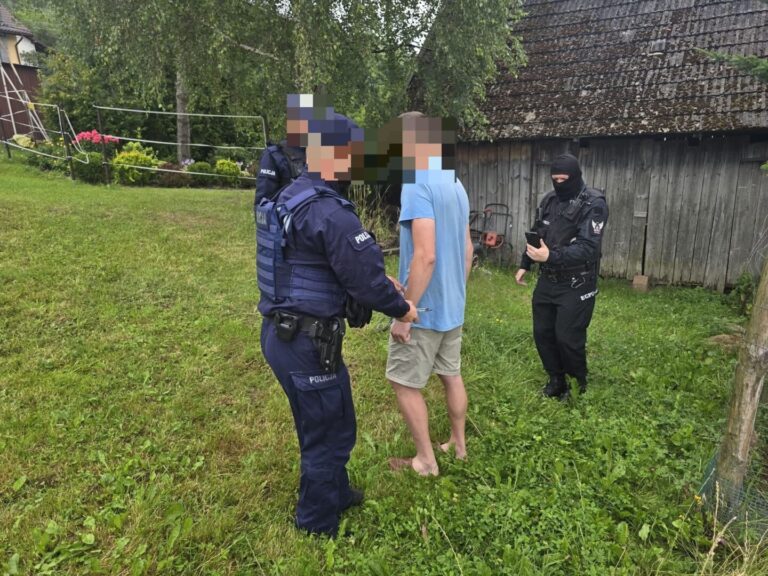 Proponował ,,dzieciom” seks i wysyłał nagrania. Usłyszał dwa zarzuty, ma zakaz zbliżania się szkół i…