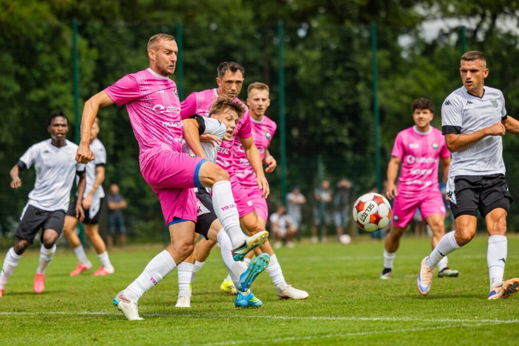 Sparingowa porażka i transferowe przymiarki. Sandecja chce gracza Celticu Glasgow